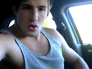 Str8 caldo e fresco jock si masturba nella sua macchina