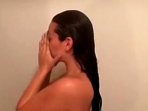 Babe wird von ihrem Mann unter der Dusche ordentlich durchgefickt und
