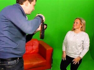 Amateur tätowierte deutsche Hausfrau genießt harten Sex und Sperma