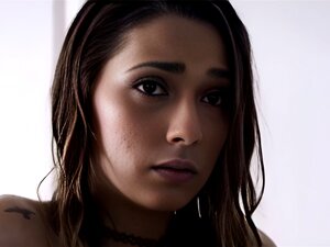 Jaye Summers lässt sich ihre enge Muschi hart durchpflügen. Süße