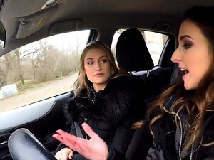 Anhalterin Tiffany Tatum knutscht mit dem Fahrer Amirah