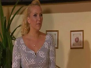 Hän löytää hänen GF leikkii hänen äitinsä