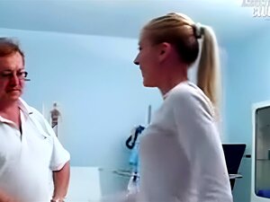 Erlebe die freizügige Seite der Arztpraxis, während ein erfahrener