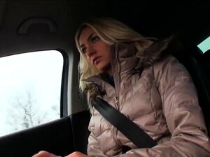 Süße blonde Victoria wird im Auto gefickt, diese blonde heiße Braut
