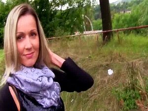 Angezogene Blondine zeigt ihre großen Titten
