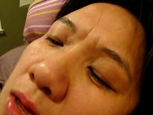 CHINESISCHES SPERMAFEST mit Finger in den Arsch. Sie liebt die Kamera