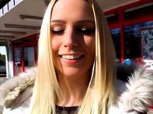 Doživite uzbuđenje javnog zadovoljstva s izazovnom plavušom u HD-u.