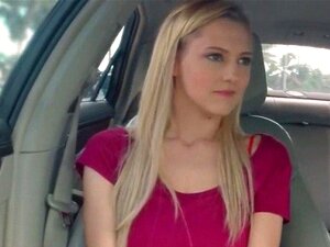 Tissien vilautus blondi on valmis törkeään seksikyytiin. Kiihottava