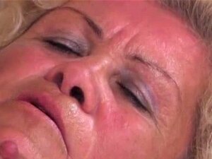 Schwanzhungrige Oma Effie hat Sex mit einem frischen Typen