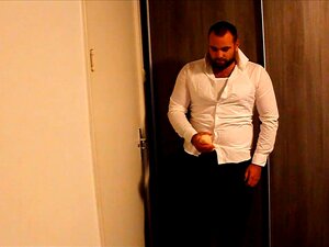 J-Art manlig solo med vit skjorta och en enorm kukdildo