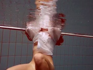 Sexy Süße nackt unter Wasser beim Strippen beim Schwimmen