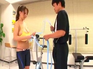 Hitomi Fitness-Lehrerin. Hitomi liebt es zu trainieren