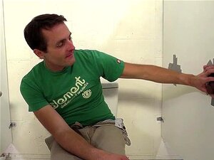 Aiden Parker neukt een zwarte kerel in een toilet