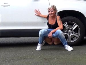 Peeing In Public Compilation 006. När dessa tjejer fick2pee måste de