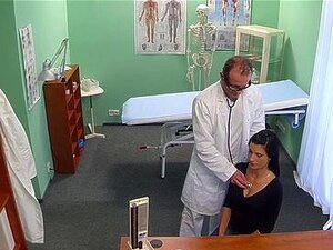 Doktor fickt schöne vollbusige Patientin