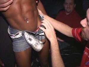 Sportliche schwarze Tussi wird im Pornotheater durchgefickt!