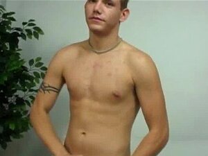 Kun hän runkkasi kyrpänsä, hän keskittyi enemmän huipulle