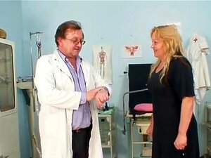 Зрела жена Стазка гинеколог спекулум