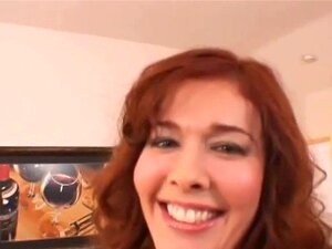 Rothaarige Mama lutscht und fickt