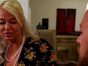 Riesenarsch und große Titten, busty MILF wird auf der Couch nach