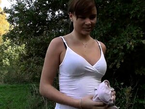Italienischer Amateur-Outdoor-Blowjob im Auto anal