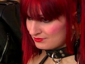 Mit einer Live-BDSM-Puppe spielen