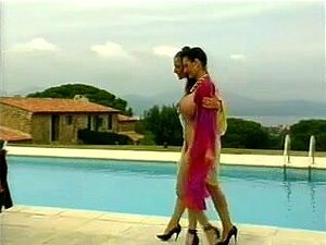 enorma piercade MILFs leker med alla andra piercingar utomhus