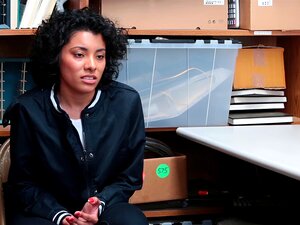 Ladendiebin Cutie Maya Morena ist mit LP Officer im Büro nach ein