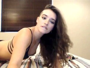 Sexy ragazza si scopa con un giocattolo