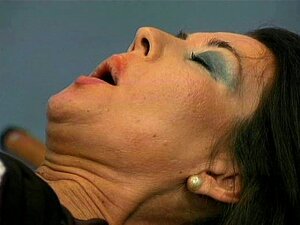 Reife Frau sieht hart aus