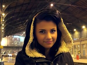 Tschechisches Mädchen wird am Bahnhof abgeholt und für Geld gefickt,