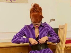 stieftante Judy's - Rot interviewt für TanteJudys und spreizt ihre