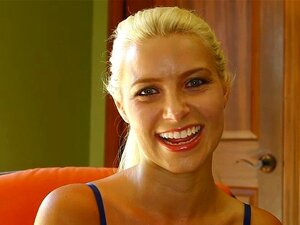 Kehlige Blondine schluckt. Kehlige Blondine lutscht und wichst