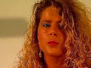 Söpö MILF riisuutuu kuvauksen aikana