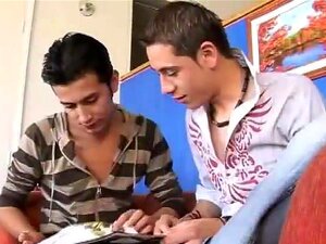 Latin Twinks Raw Sofa Fuck, Tito und Alex sind verrückt nach
