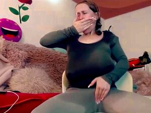 Schöne riesige schwangere Titten, sexy Bauchpissen, spritzende