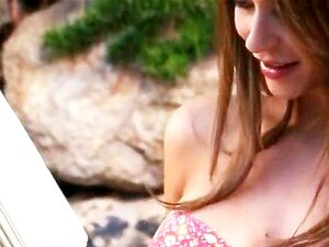 Bombes Mia Malkova et Emily Addison en action orale en plein air