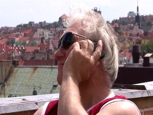 Typ sieht seine Freundin beim Fremdgehen mit einem alten Mann