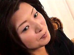 Attraktive orientalische Hausfrau zeigt ihre sexy Beine und ihren bi