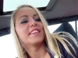 Tittenblitz-Blondine lutscht Schwanz in POV-Nahaufnahme.