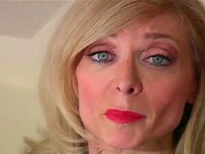 Behaarte Muschi in schwarzen Strumpfhosen, dünner Engel zeigt