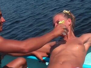 Mädchen wird während einer Bootsfahrt doppelt penetriert