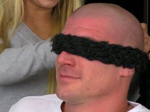 Gay första upplevelse för flintskallig man