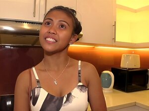 Asiatisk piga med puffiga bröstvårtor får en creampie