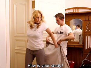 SHAME4K. Student betritt Badezimmer und trifft stiefmütterlichen