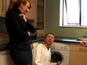CFNM MILFs necken Handwerker mit kleinem Jock, bevor sie einen Handjob