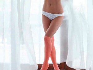 Süße Babe zeigt erotischen Tanz und Muschi. Süßer erotischer Tanz