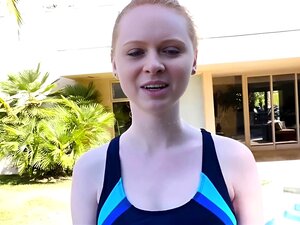 Kostenlose Pornovorschau zeigt süße im einteiligen bikini, die einen