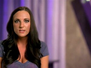 Sexy Frauen haben ein Fotoshooting mit heißen Männern im Freien.