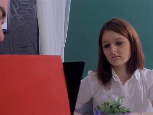 Uma estudante universitária sensual é tentada e penetrada por seu